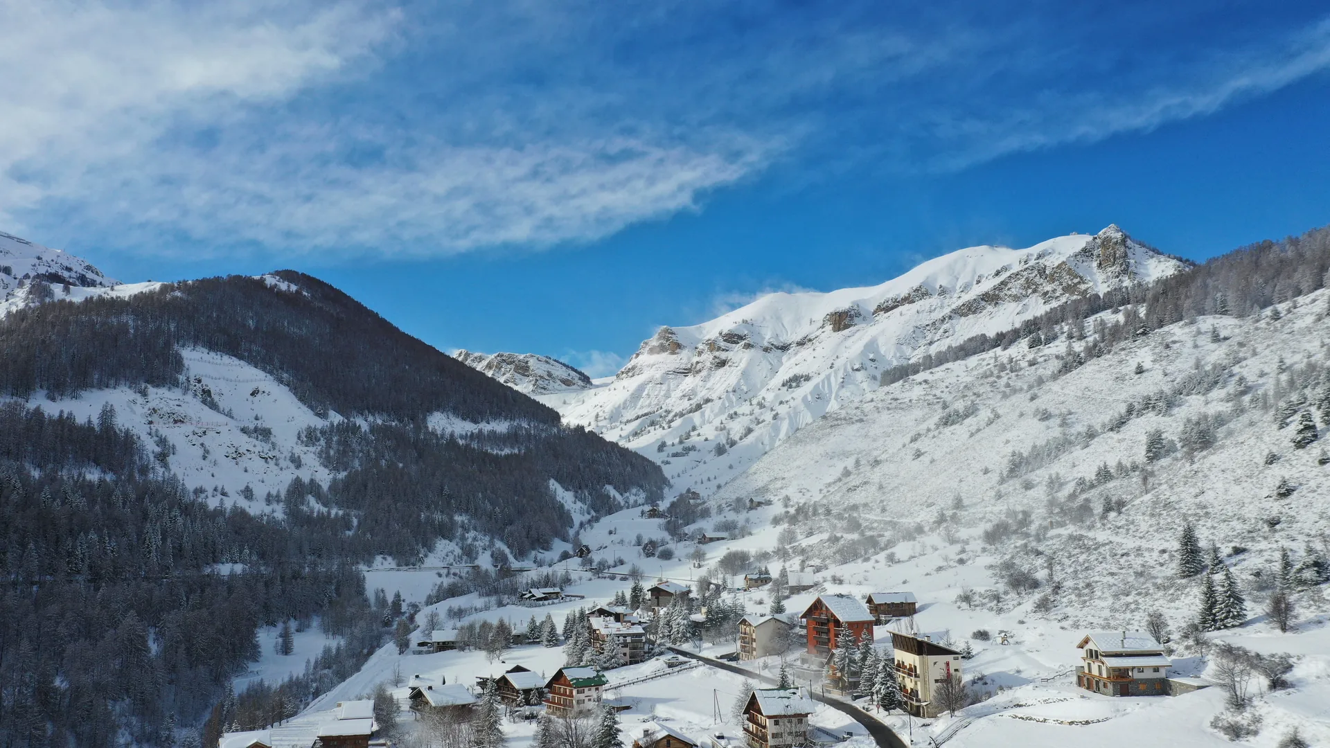 Auron vu du ciel : le village à 1 600 m et les cimes du Mercantour