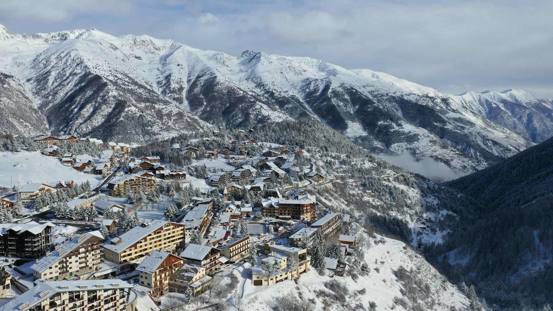 Le village d’Auron vu du ciel, sous la neige
