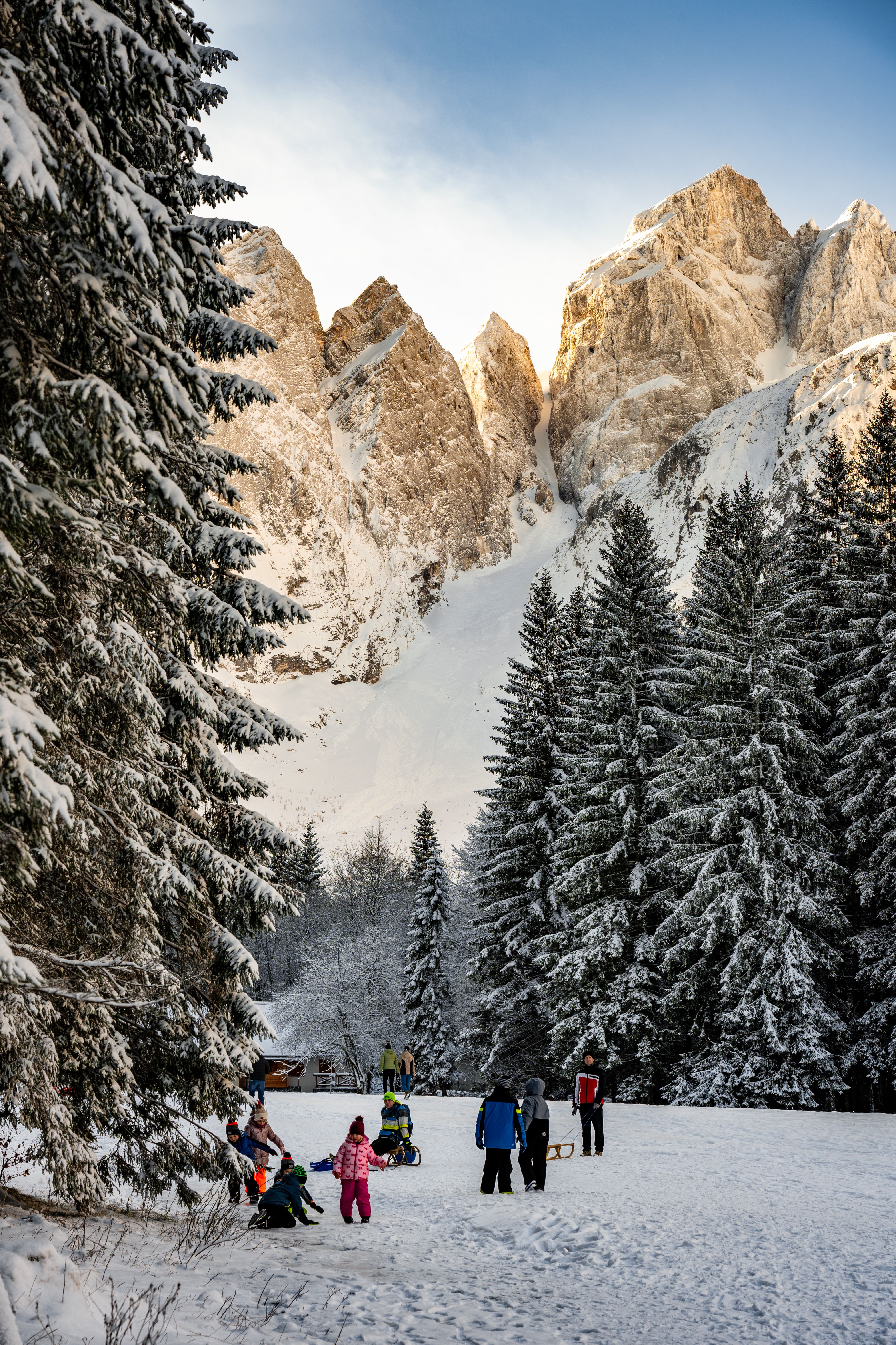 Families enjoying the Alps in winter — Collections Privées and Lumière Placement Agency partnership