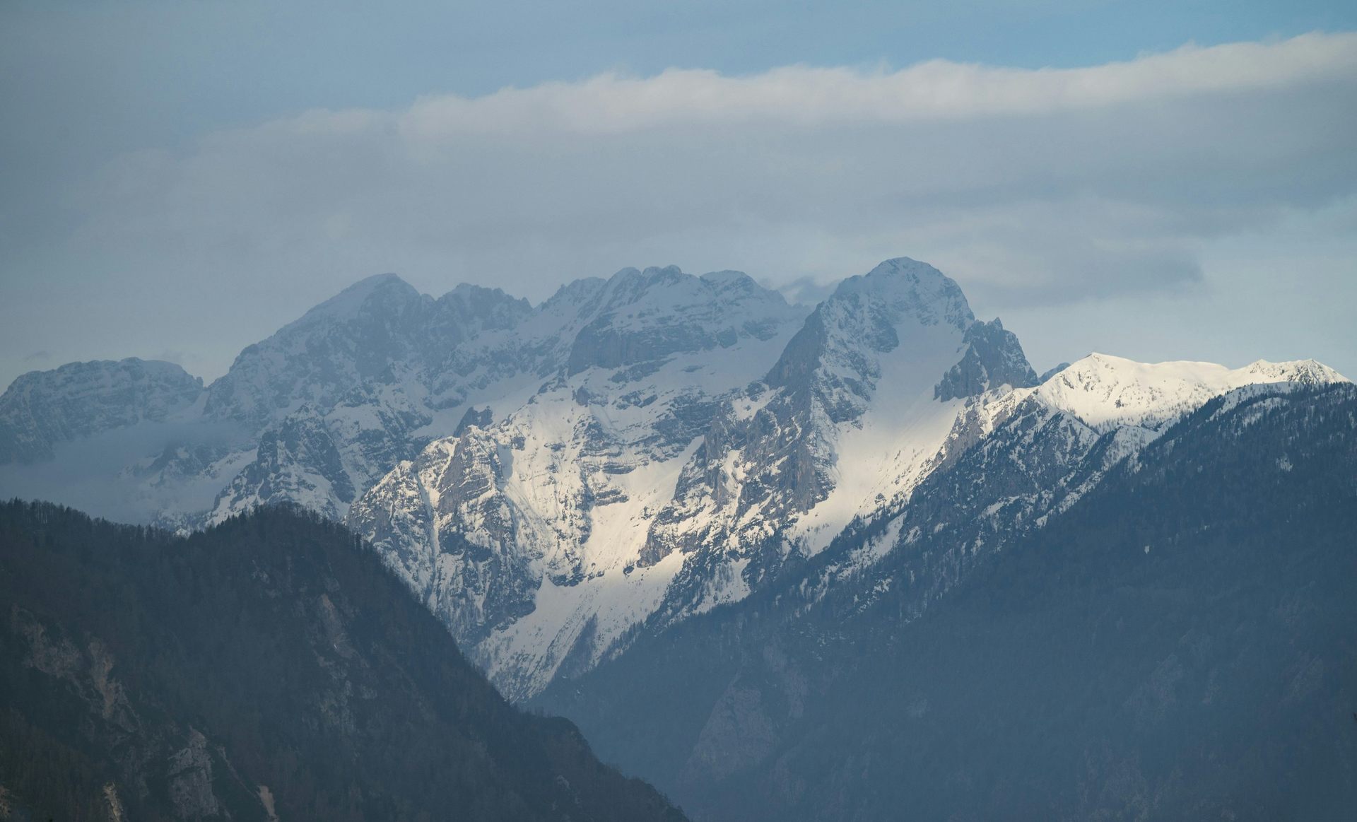 Le massif enneigé, vu du village