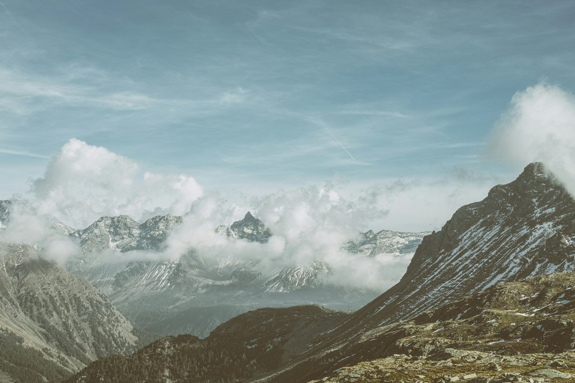 Les sommets au-dessus d’Auron, dans la lumière du soir