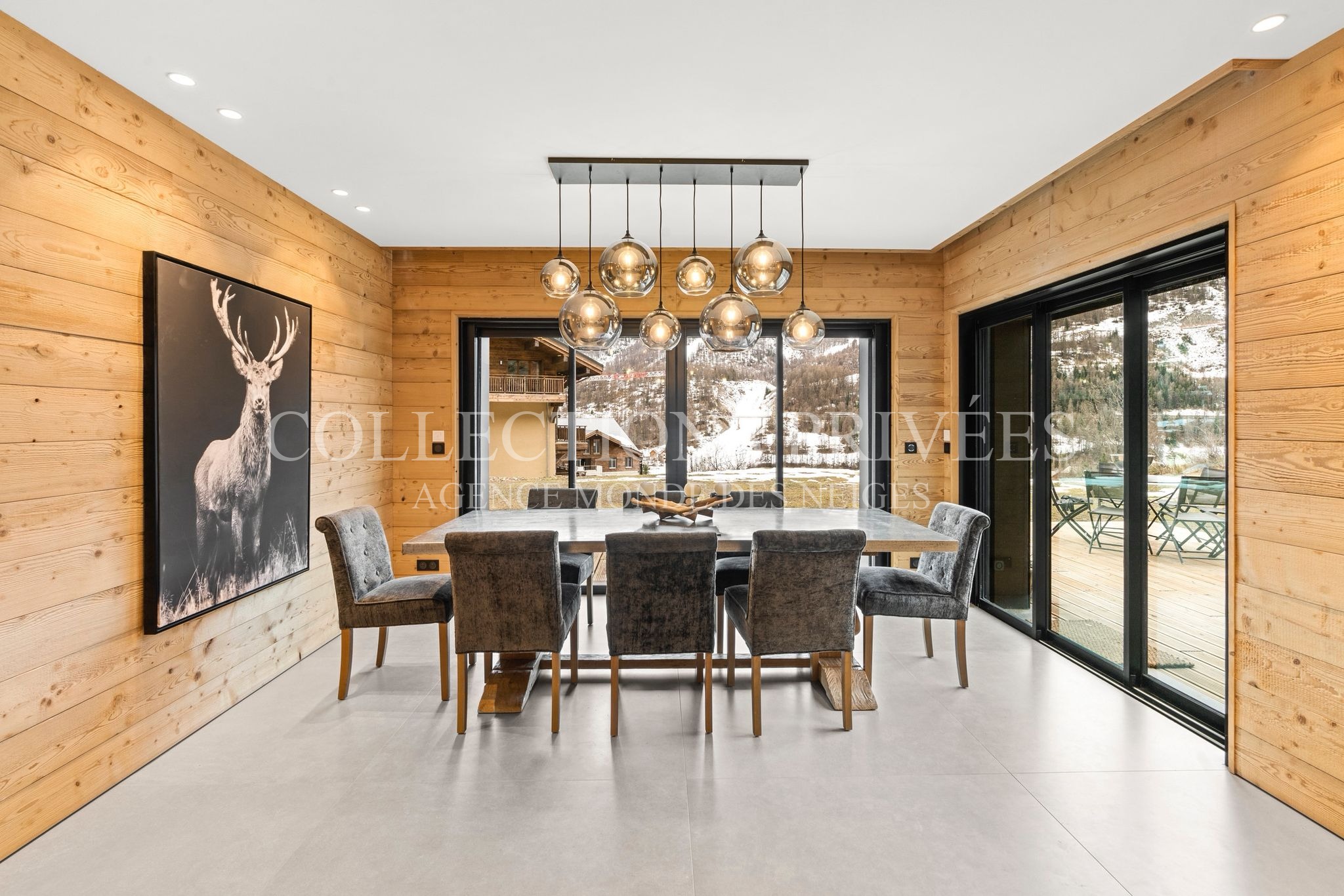 Salle à manger chalet luxe Auron lustre design vue montagne