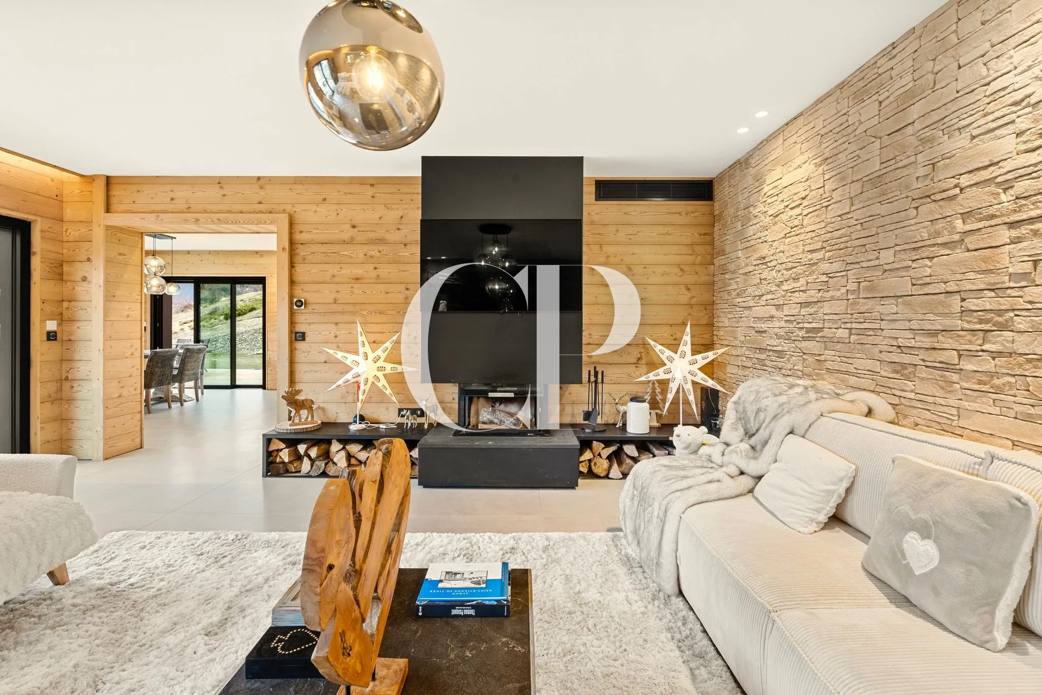 La cheminée du séjour du Chalet Ouest, dans le mur de pierre