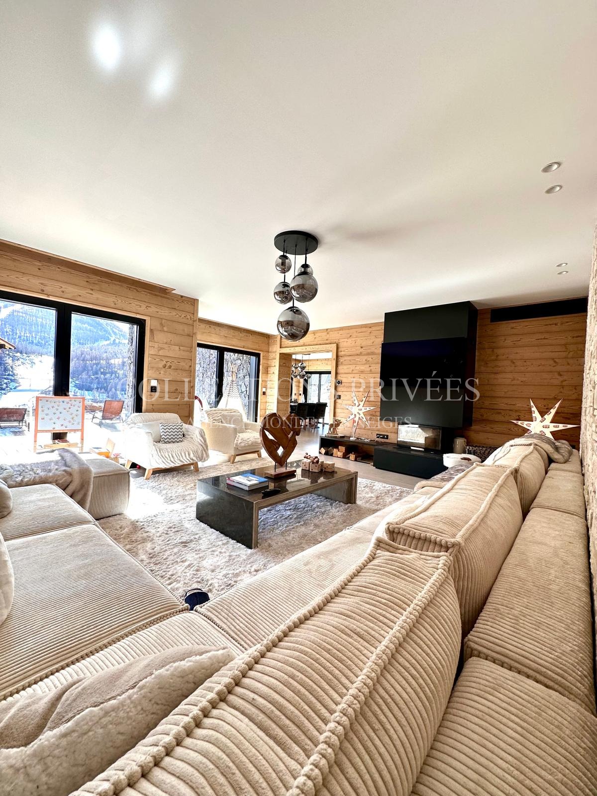 Espace piscine et détente chalet Auron transats gym