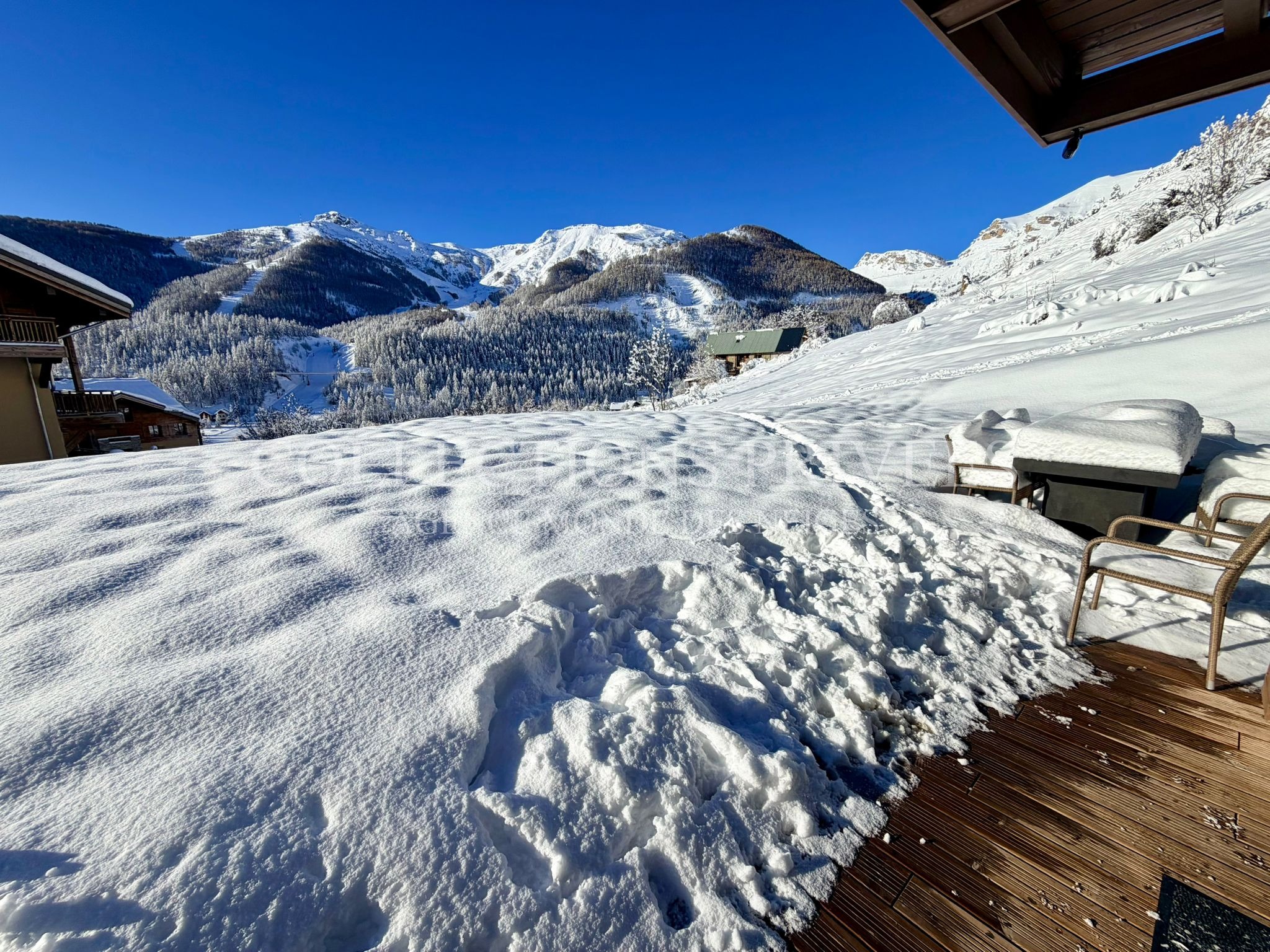 Terrasse bois chalet Auron vue pistes ski panorama alpin