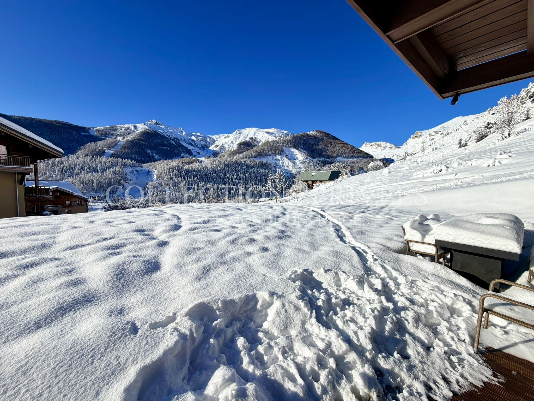 Vue extérieure terrasse chalet Auron panorama neige montagnes