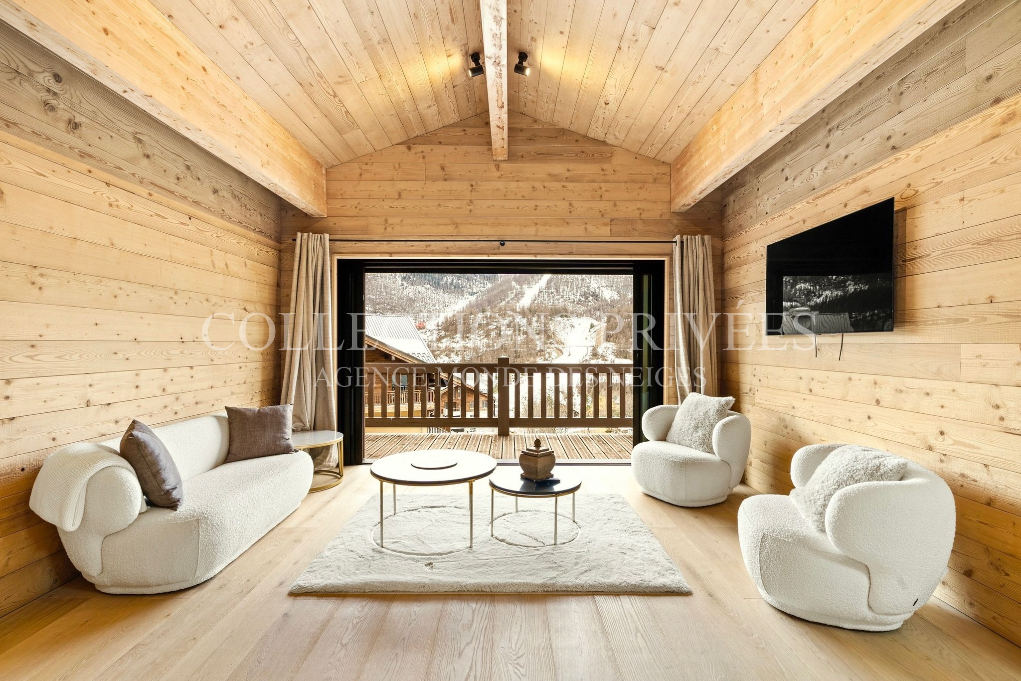 Salon supérieur chalet Auron plafond bois vue panoramique